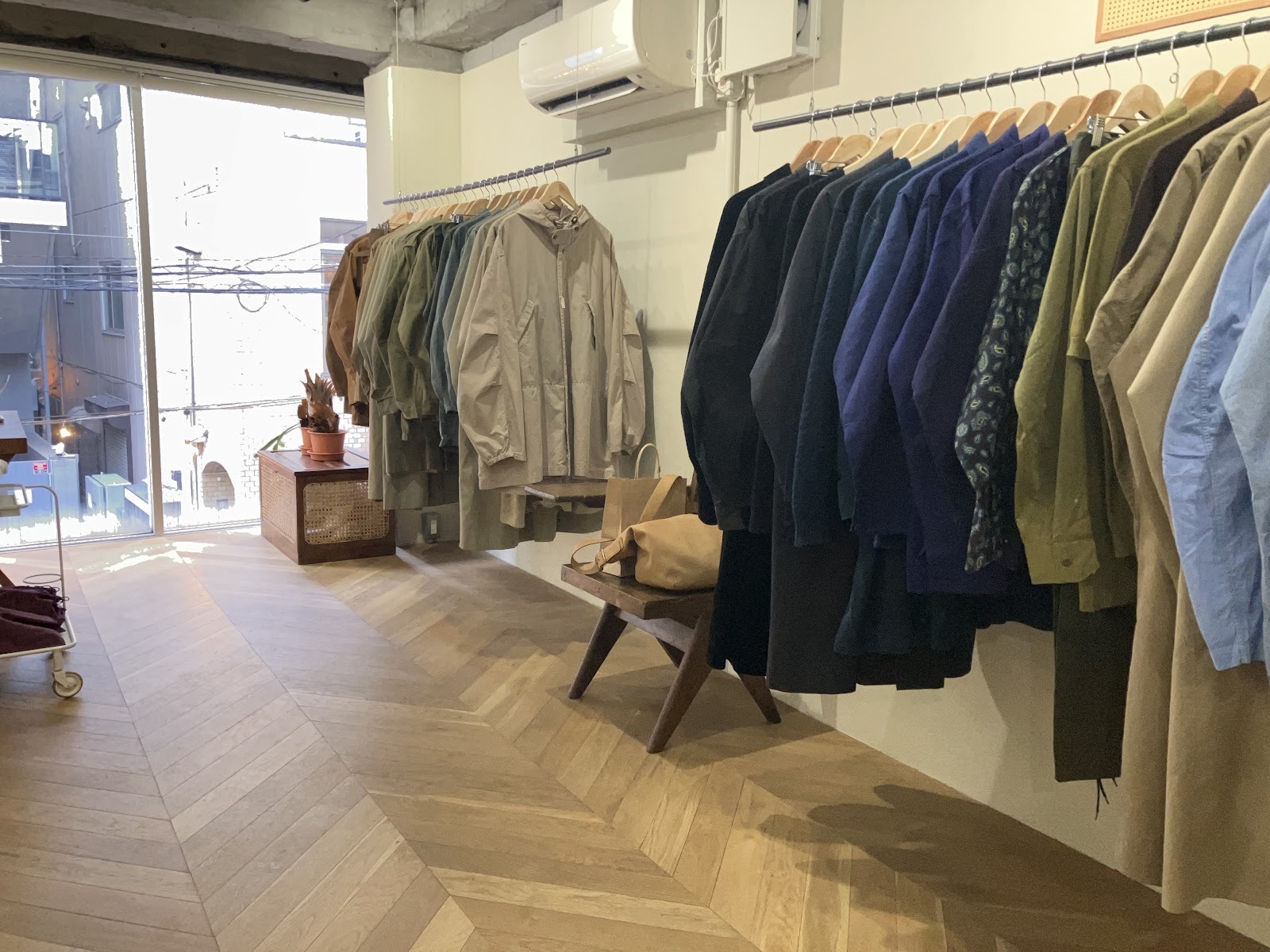 BARR中目黒の窓と服のラックが並ぶ店内(2022年4月撮影)