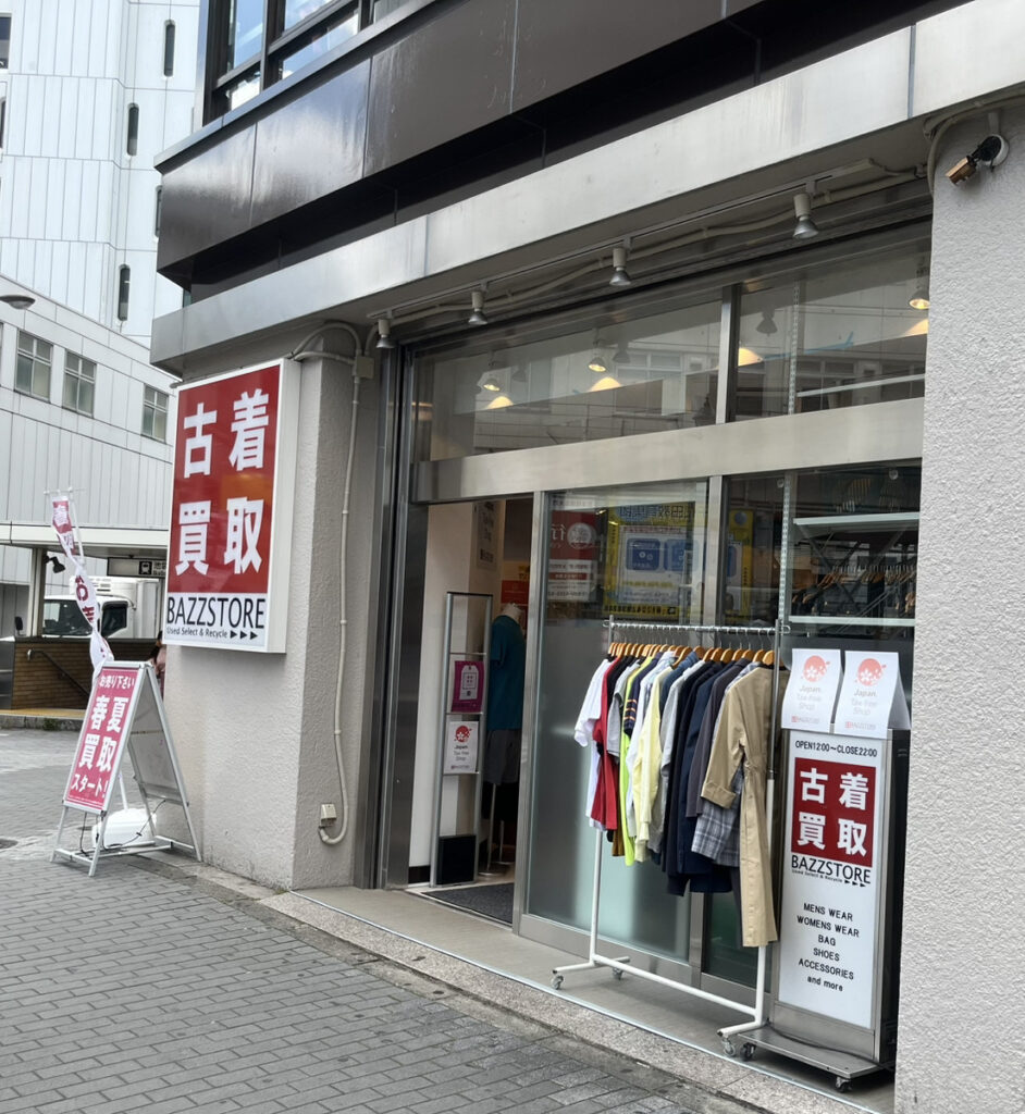 BAZZSTORE 池袋西口店の外観・店内