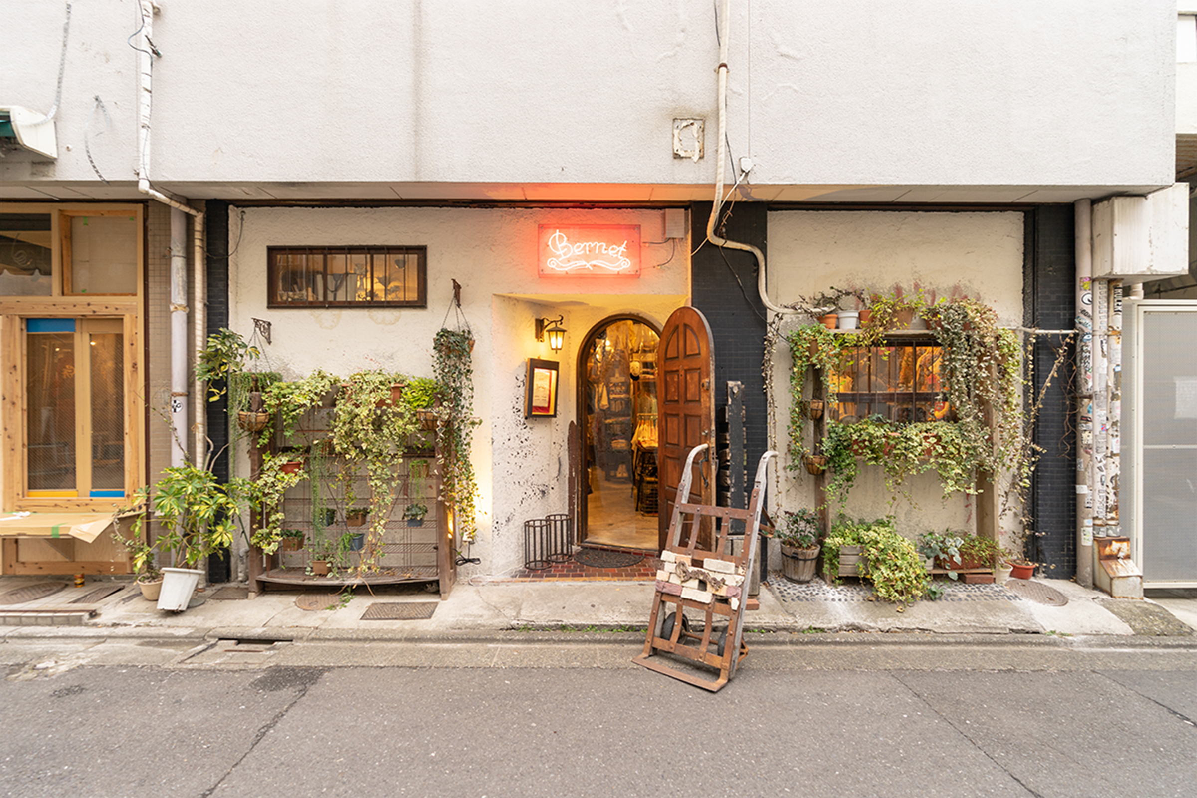 Bernetの看板と店舗入口