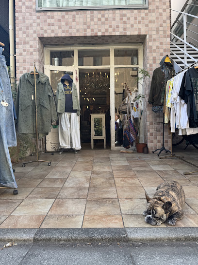 beruf原宿の入口と店頭の服