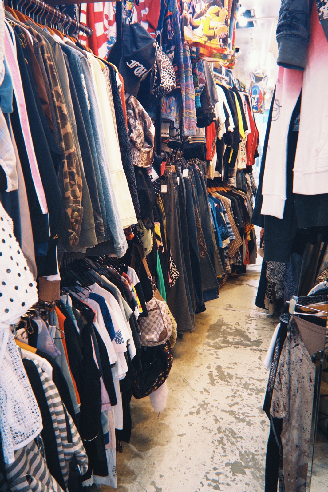 BoobyTRAP公式店舗案内の服が並ぶ売場