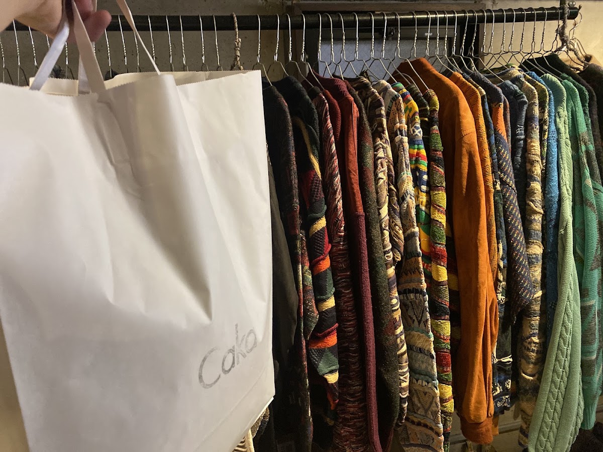 Cakaの色柄の異なるニットが並ぶ店内売場