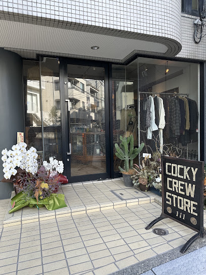 店名の看板と洋服が見える原宿の入口