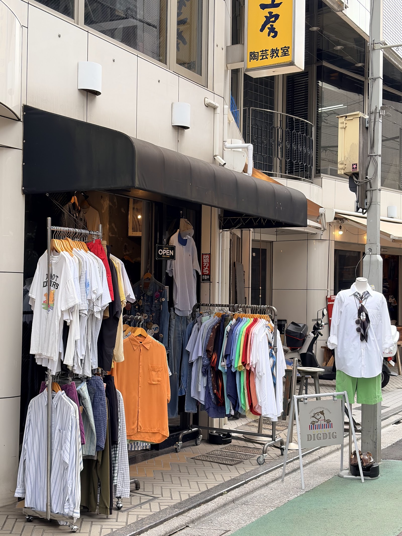 DIGDIGの黒いひさしと服が並ぶ店頭(2026年6月撮影)