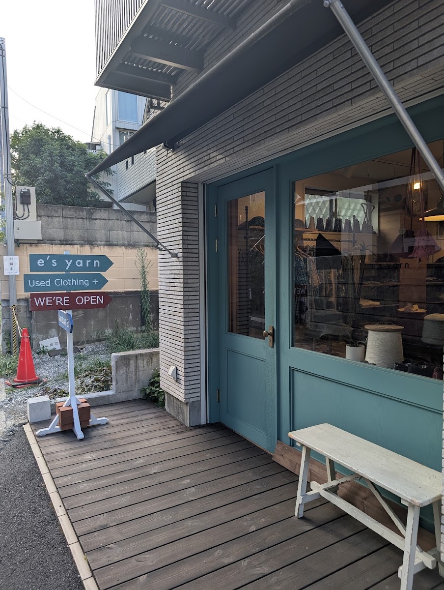 e’s yarnの青緑色の入口と店名看板