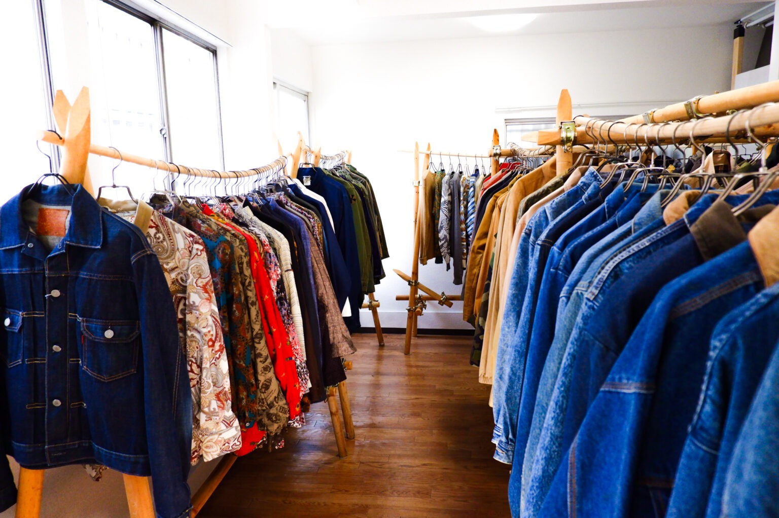 FERANTRACING公式が紹介する服のラックが並ぶ店内