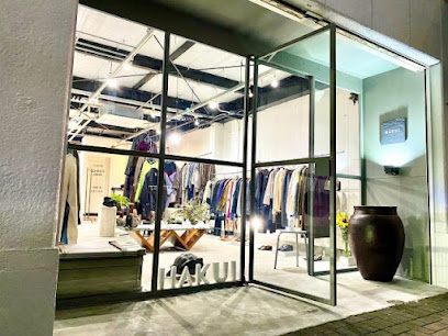 HAKUiのガラス張りの入口と売り場
