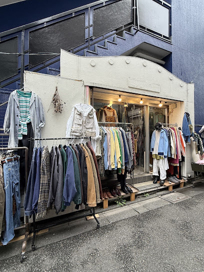 Lanp by VALONの店頭と服のラック