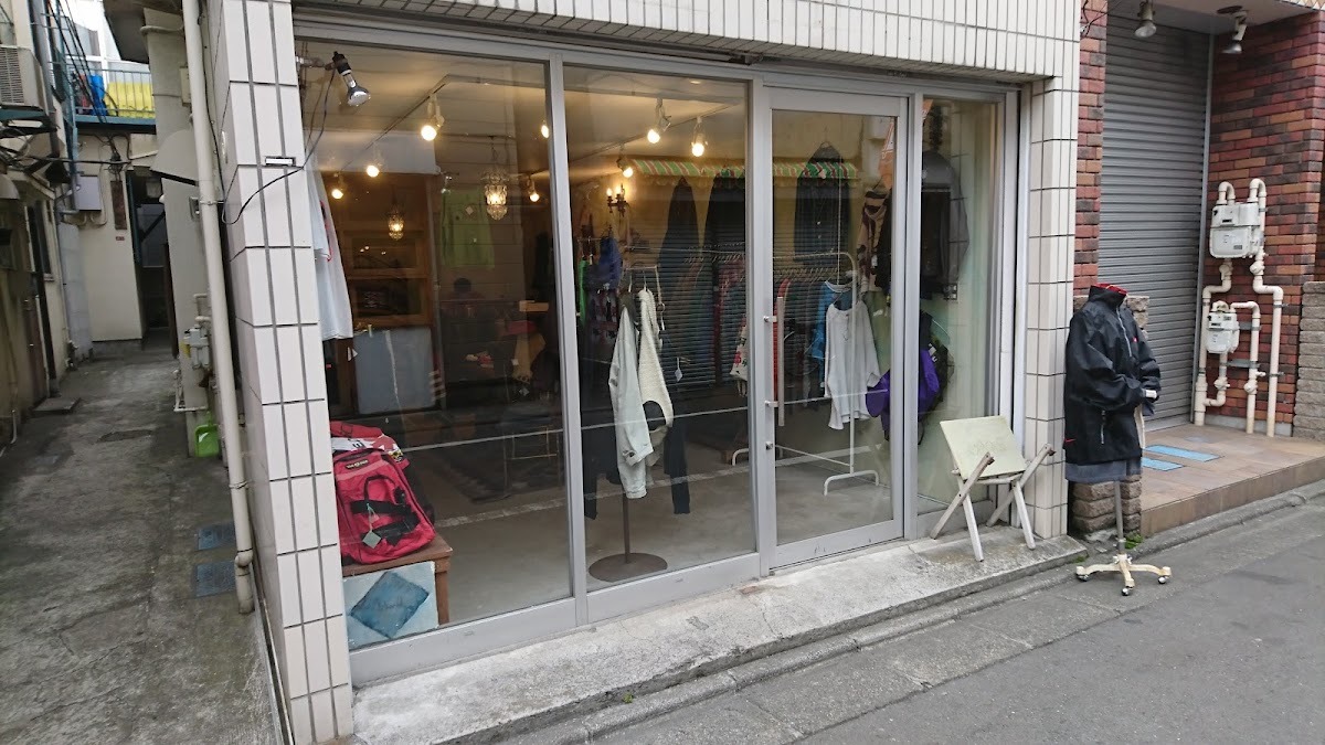 liberalの入口と服が並ぶ売場