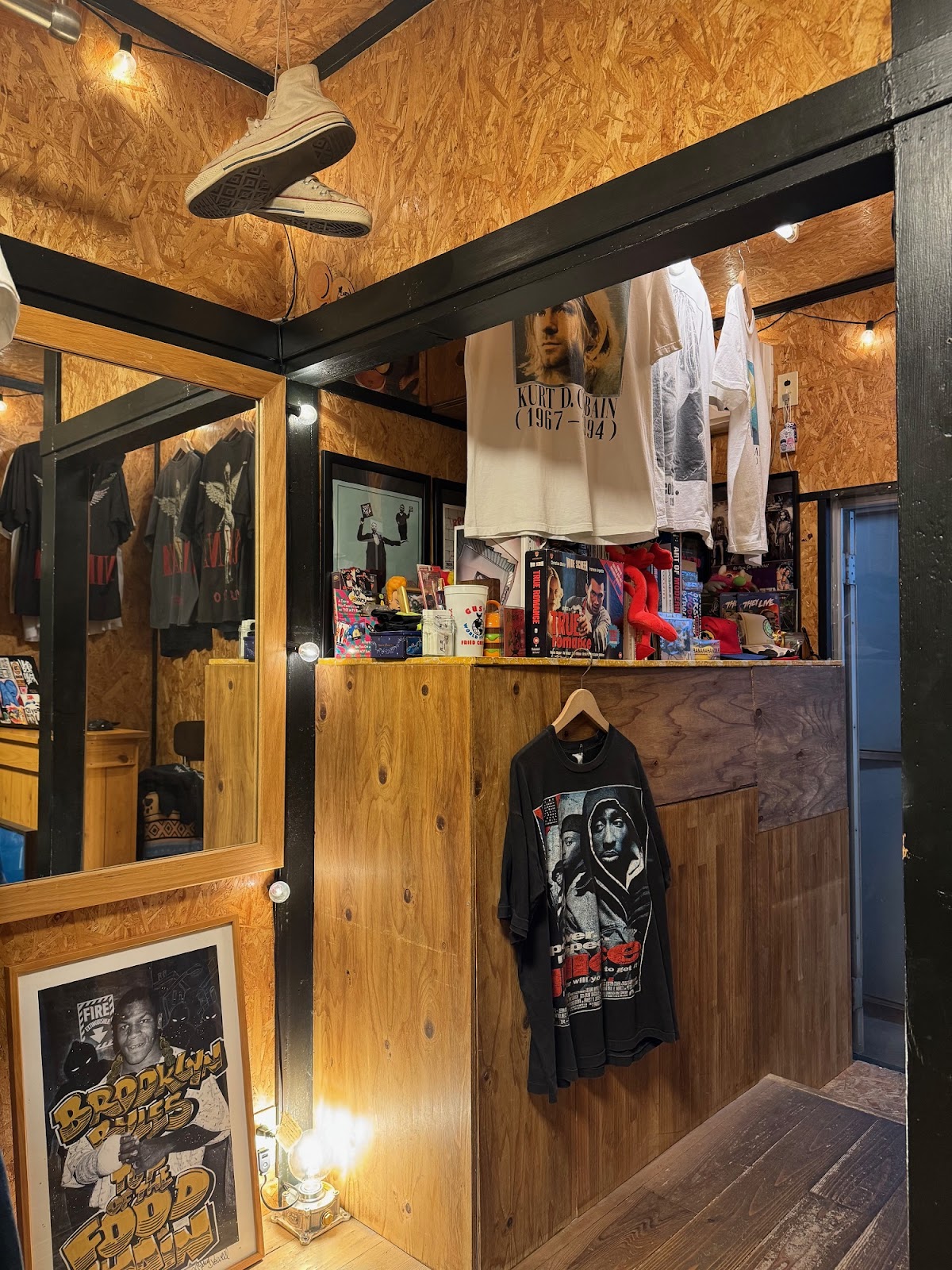 Lost Boy Tokyoの木の壁とプリントTシャツが並ぶ店内