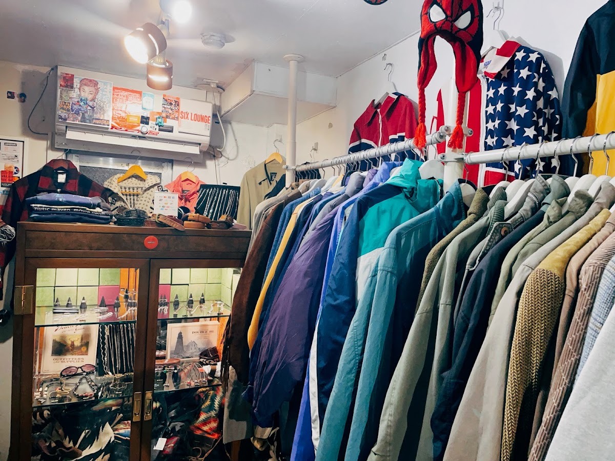 MERRYLOUの店内。服が並ぶラックと売場