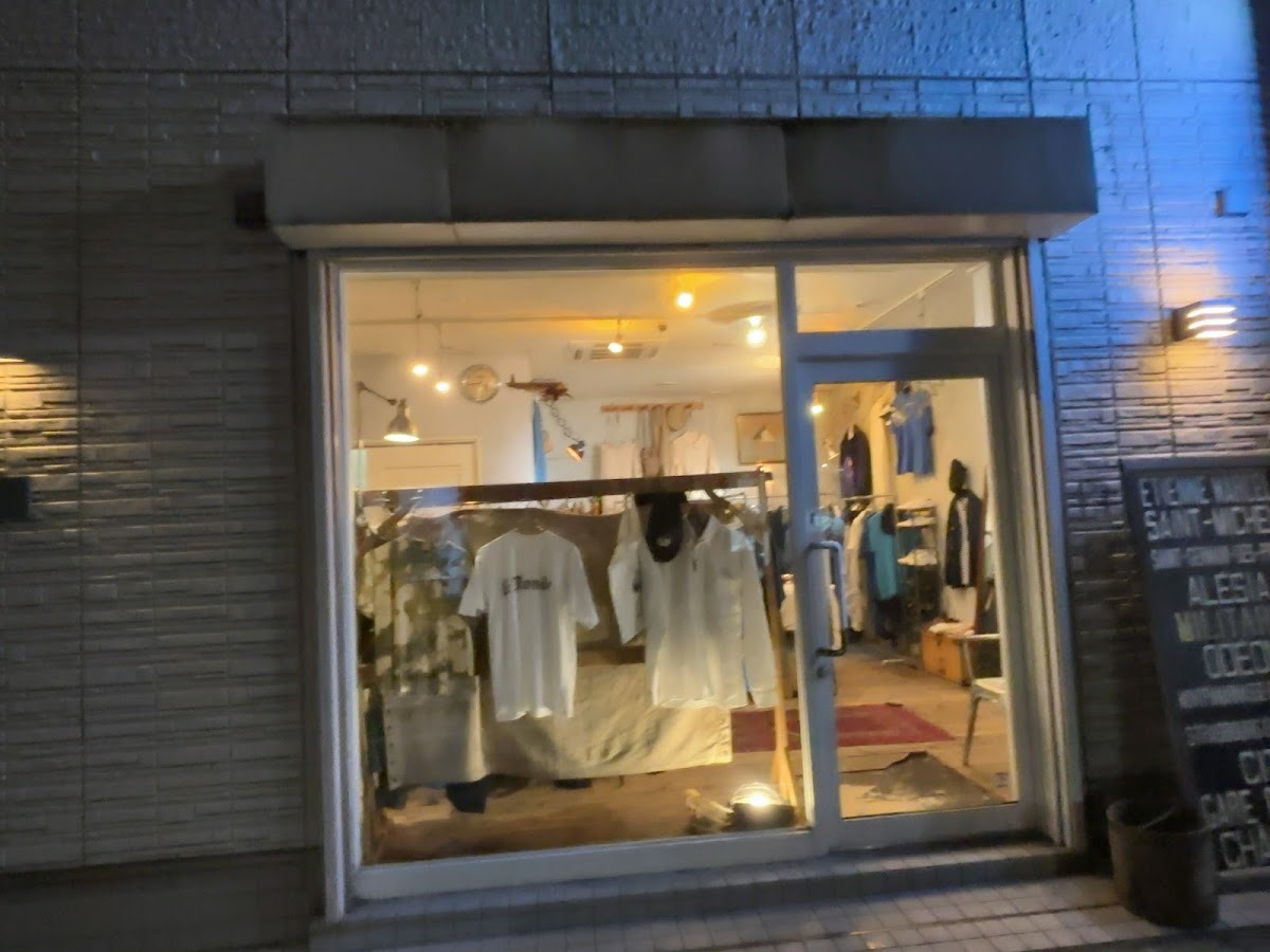 militariaの入口と服が並ぶ売場