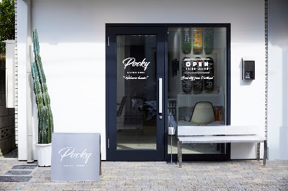 白い外壁とPockyの店名が見える入口