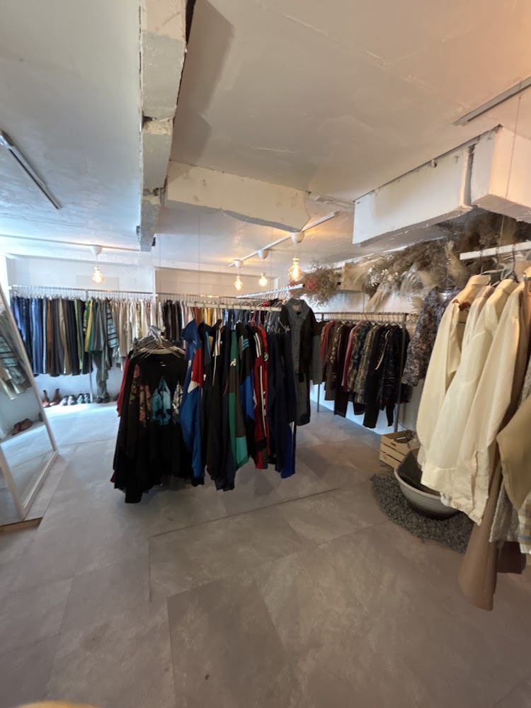 Re:Re: Gardenの窓沿いの衣類ラックと店内