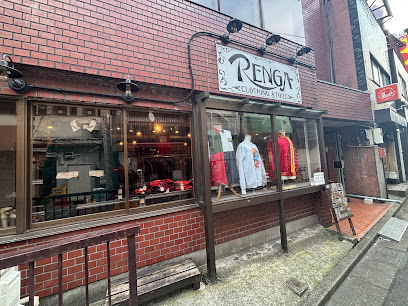 RENGAの看板と衣服の見える南口店の外観