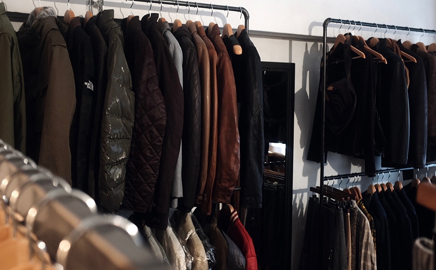 SHIKOHの店内の衣服ラック