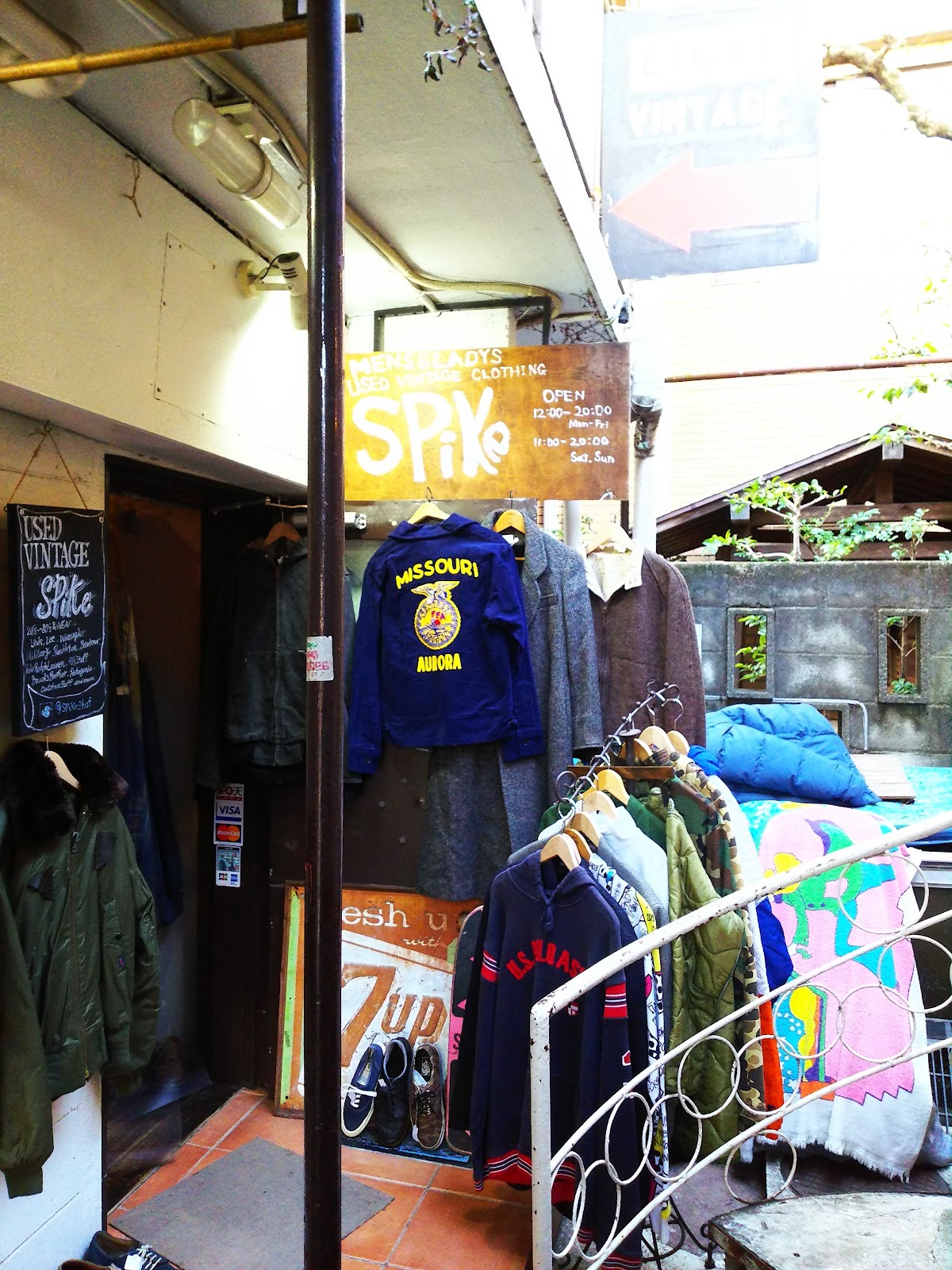 SPiKeの入口と服が並ぶ売場