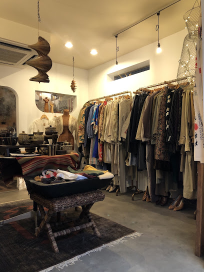 洋服のラックとテーブルが並ぶSwell Vintageの店内