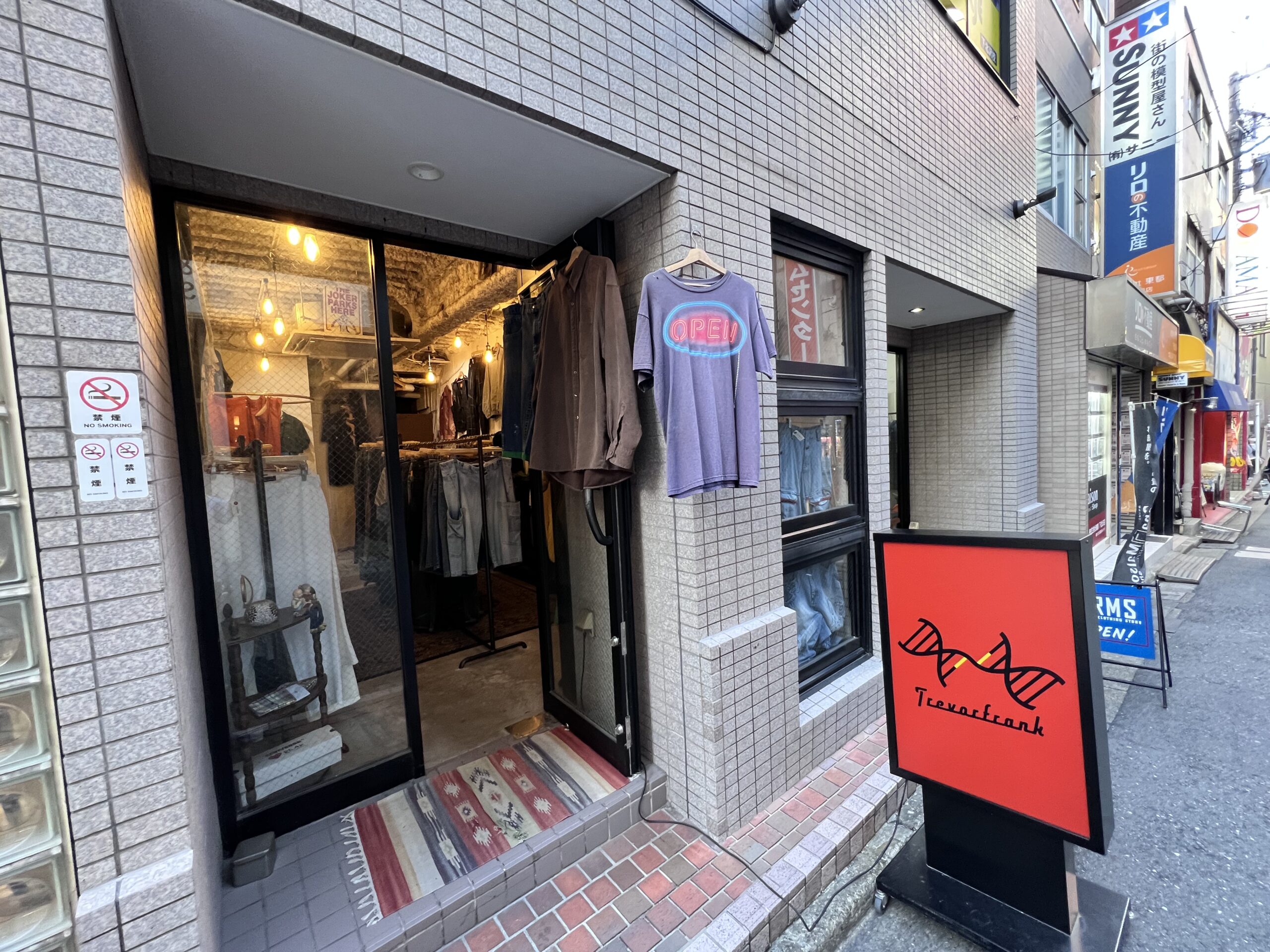 Trevor Frankの外観・入口