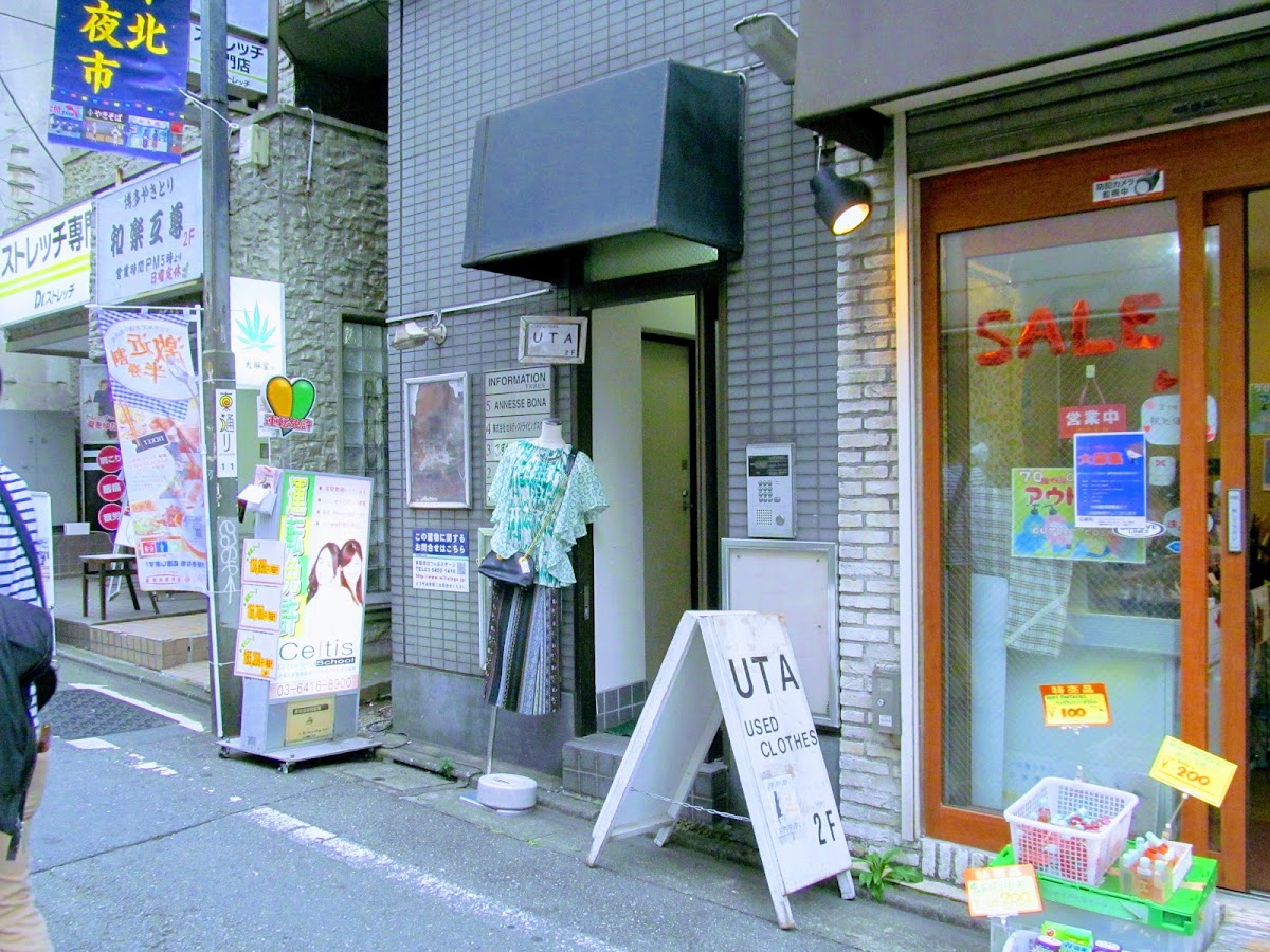 UTAの2階へ向かう入口と看板